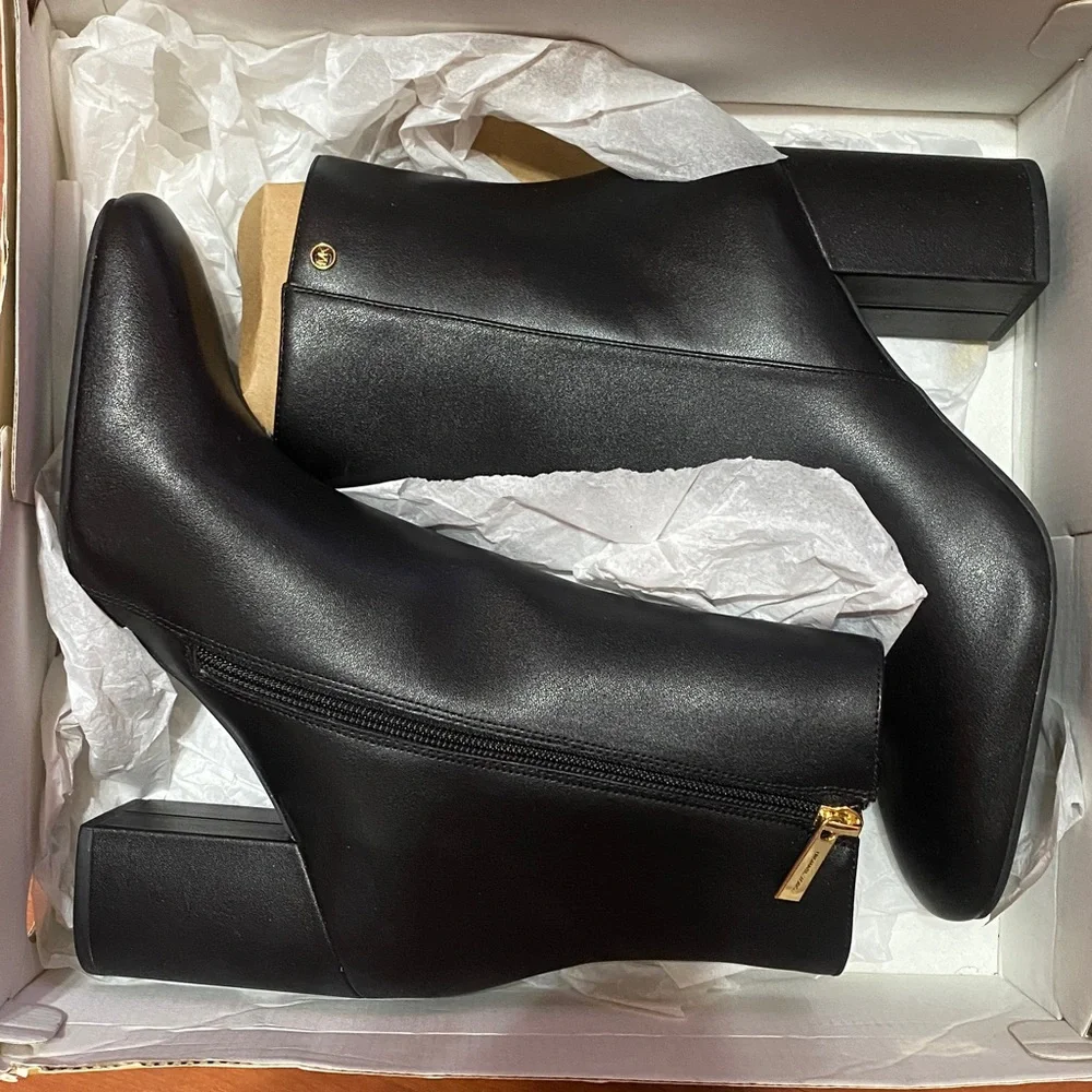BRAND NEW Michael Kors Black Leather hazel flex bootie